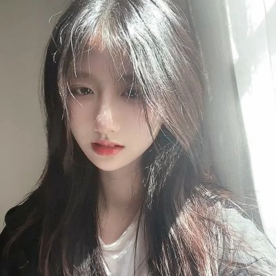 与一位女士合影